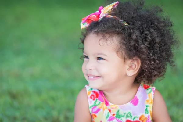 Sidan porträtt av en liten spansktalande tjej med en afro frisyr — Stockfoto