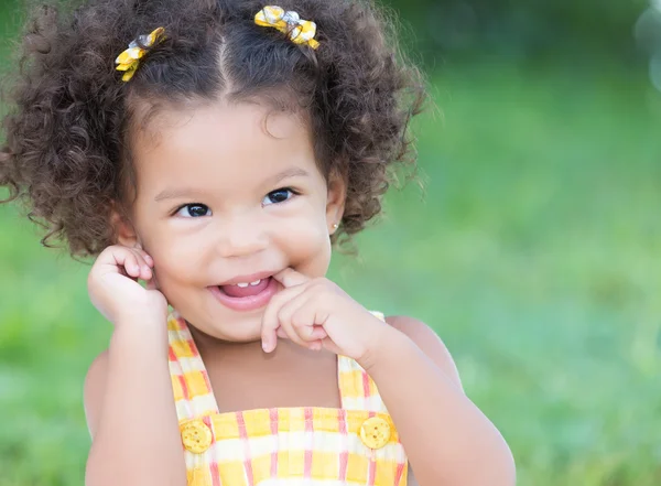 Мила дівчина з афро зачіскою сміється — стокове фото