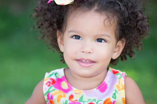 Gülümseyen bir afro saç modeli ile şirin İspanyol ve Latin kız — Stok fotoğraf