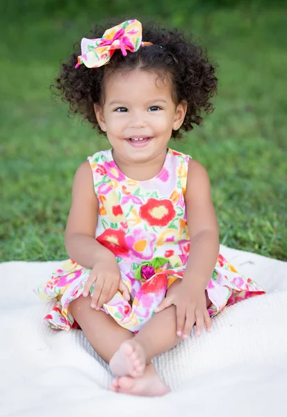 Bambino ispanico con un'acconciatura afro — Foto Stock