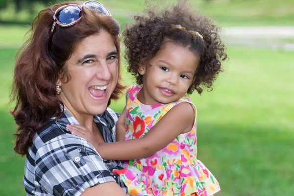 Mujer hispana abrazando a una niña pequeña —  Fotos de Stock