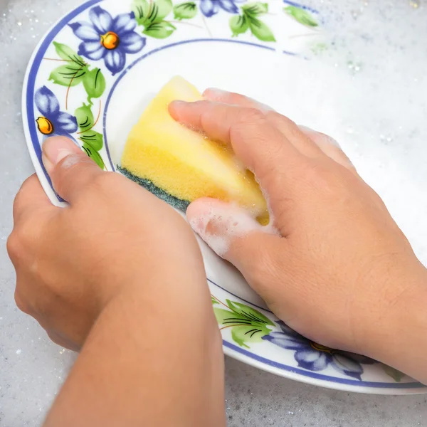 Manos lavando los platos — Foto de Stock