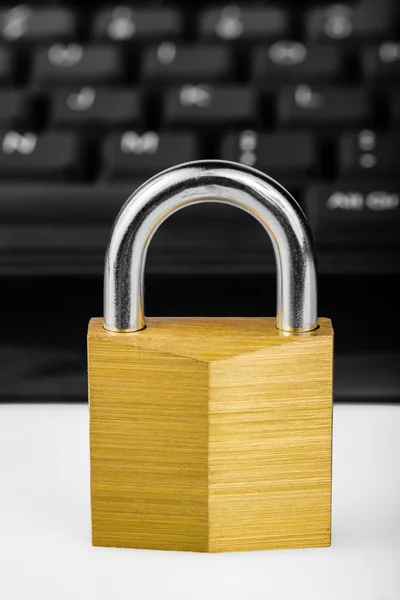 Cadenas verrouillé avec un clavier d'ordinateur noir — Photo