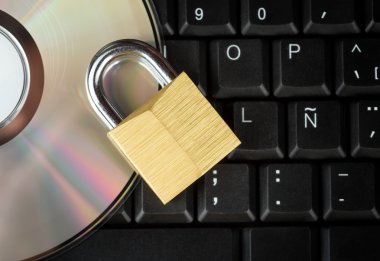 kapalı asma kilit, klavye ve dvd - veri güvenliği