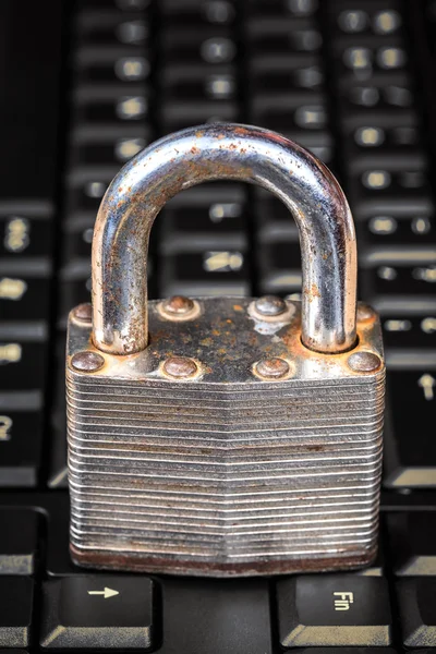 Old padlock on a computer keyboard - data security — Stock Photo, Image