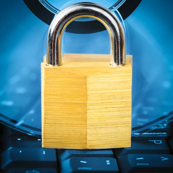 Closed padlock, keyboard and DVD - data security — Stock Photo, Image