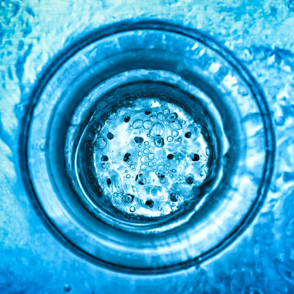 Vortice di acqua scendendo un lavandino della cucina — Foto Stock