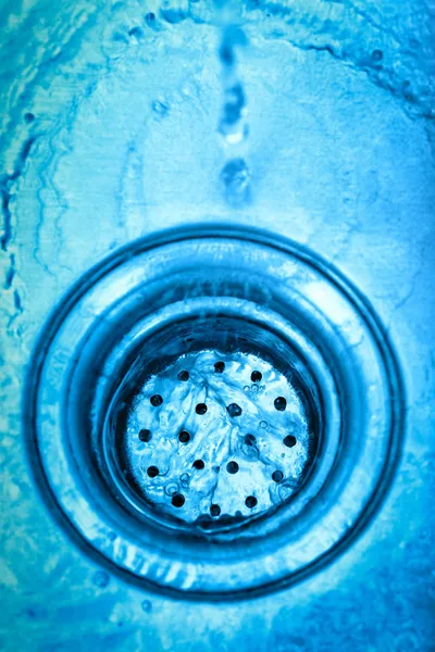 Wasser läuft die Spüle hinunter — Stockfoto