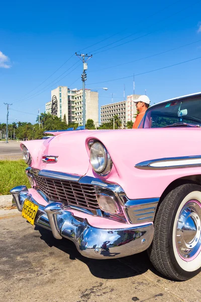 Винтажный автомобиль на площади Революции в Гаване — стоковое фото