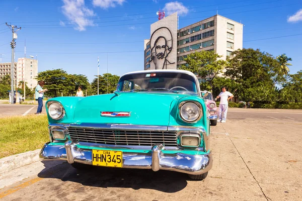 Régi amerikai autó, a forradalom squarein Havannában — Stock Fotó