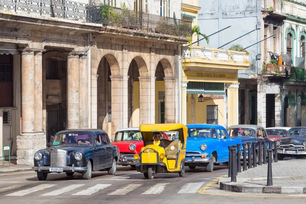 Vieilles voitures américaines à La Havane — Photo