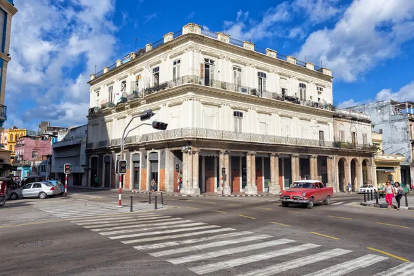 Folk och trafik i Havanna — Stockfoto