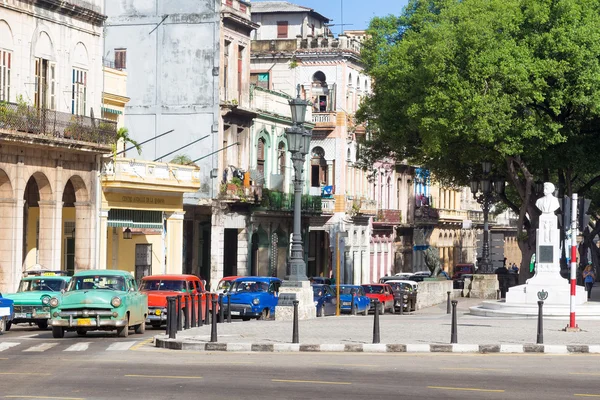 Vieilles voitures américaines à La Havane — Photo