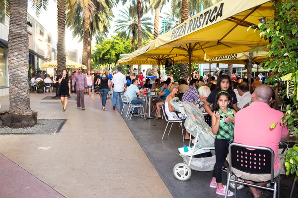 Turister på lincoln road i miami beach — Stockfoto