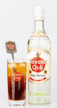 Havana club ROM şişesi ve kokteyl cuba libre