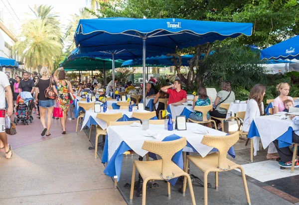 Turistas en un restaurante en Lincoln Road, Miami — Foto de Stock