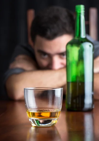 Üveg whisky, fókusz részeg és depressziós ember ki — Stock Fotó