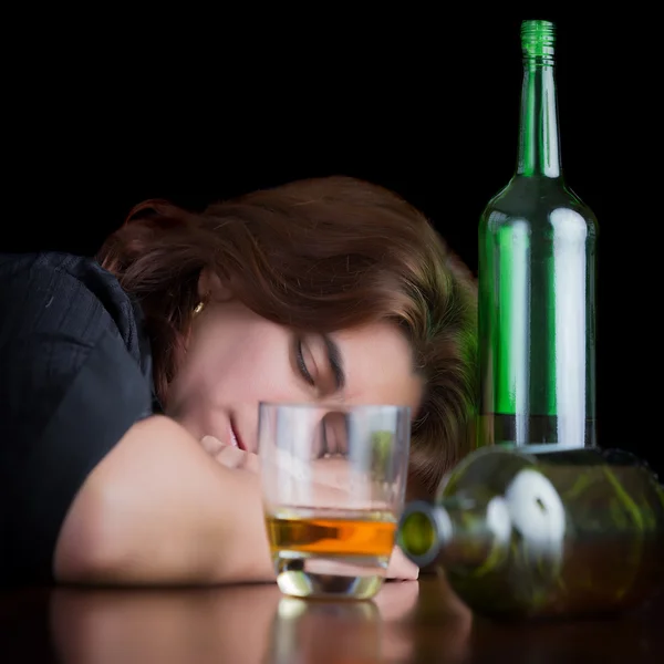 Image dramatique sombre d'une femme ivre et fatiguée — Photo