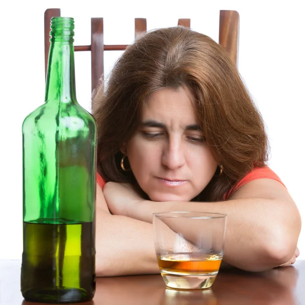 Друк и грустная женщина с бутылкой скотча — стоковое фото