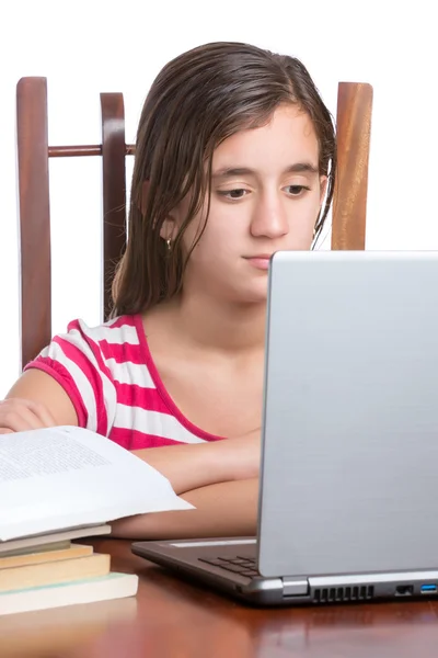 Adolescente utilizzando il suo computer portatile isolato su bianco — Foto Stock