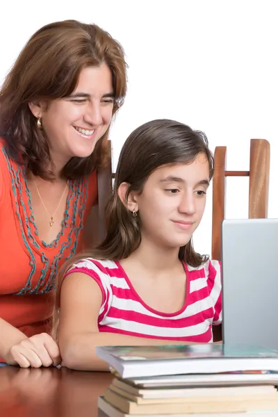 Adolescente e sua mãe trabalhando em um computador portátil — Fotografia de Stock