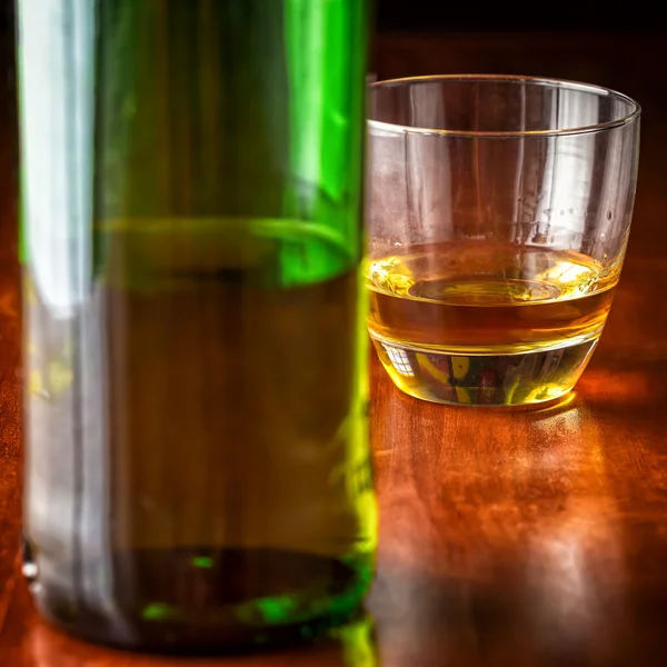 Whisky sau rom și o sticlă verde de lichior — Fotografie, imagine de stoc