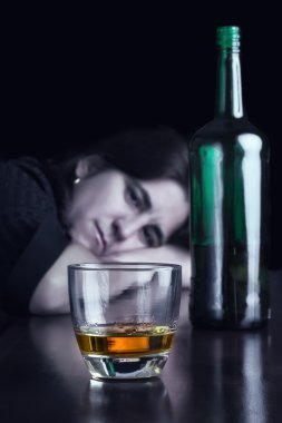 hüzünlü bir sarhoş kadın mavi tonlu karanlık görüntü