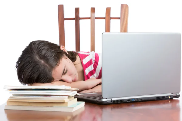 Müde Studentin schläft auf ihrem Schreibtisch — Stockfoto