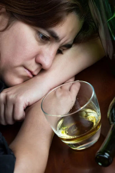 Mujer alcohólica borracha mirando un vaso de whisky — Foto de Stock