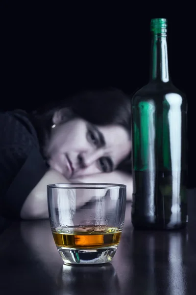 Imagen oscura tonificada azul de una mujer borracha triste —  Fotos de Stock