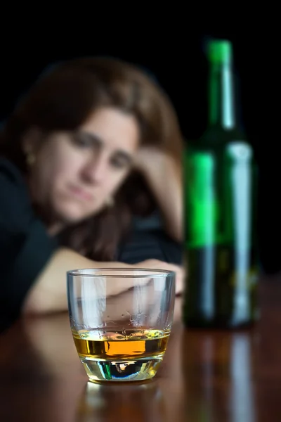 Dronken Spaanse vrouw drining alleen — Stockfoto