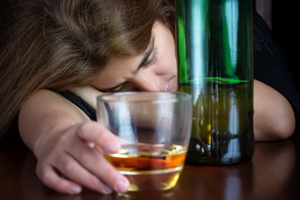 Donna ubriaca che soffre di postumi di una sbornia — Foto Stock
