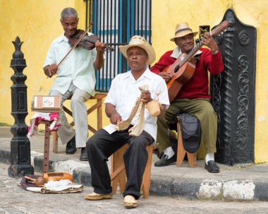 afrocuban sokak müzisyenleri Havana'da geleneksel müzik çalma