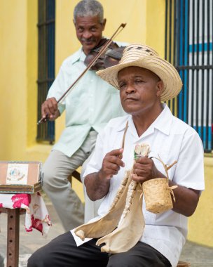 sokak grubu Havana'da geleneksel müzik çalma