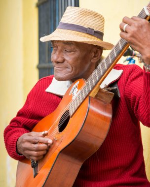 eski afrocuban sokak müzisyeni Havana'da gitar çalmak