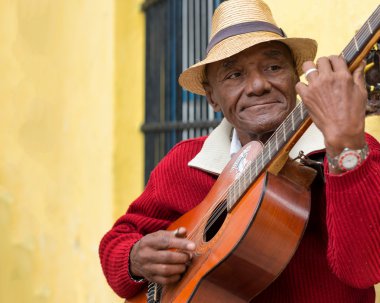eski afrocuban sokak müzisyeni Havana'da gitar çalmak