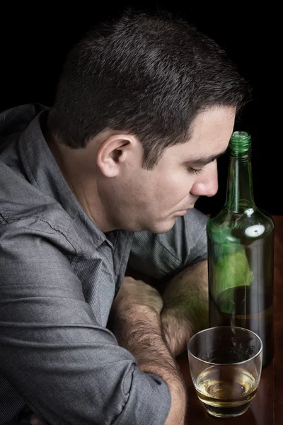 Imagen grunge de un borracho triste hombre hispano —  Fotos de Stock