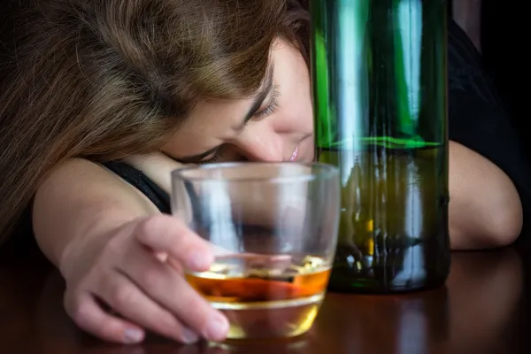 Pijana kobieta cierpi kaca — Zdjęcie stockowe