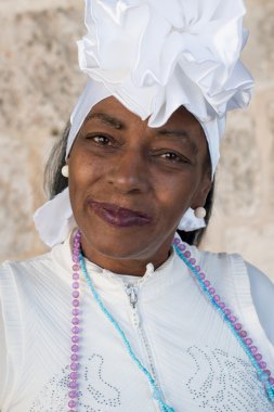 Afro kadın tipik kıyafetleri ile Havana'da giyinmiş.