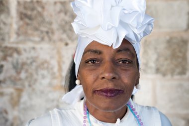 Afro kadın tipik kıyafetleri ile Havana'da giyinmiş.