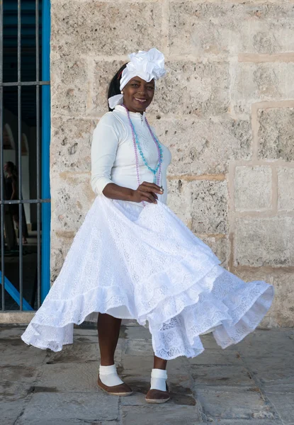 ハバナの典型的な服を着てアフロ女性 — ストック写真