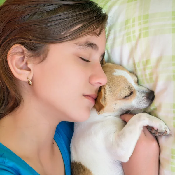 Meisje slaapt met haar hond — Stockfoto