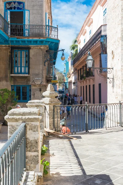 Havana'nın katedralin yanındaki renkli sokak — Stok fotoğraf