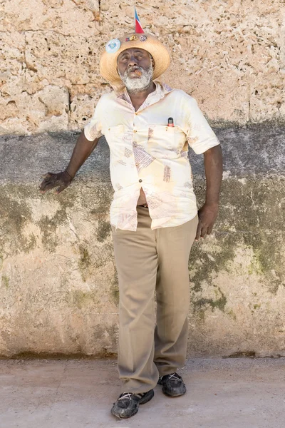 Viejo negro fumando un cigarro cubano en La Habana Vieja — Foto de Stock