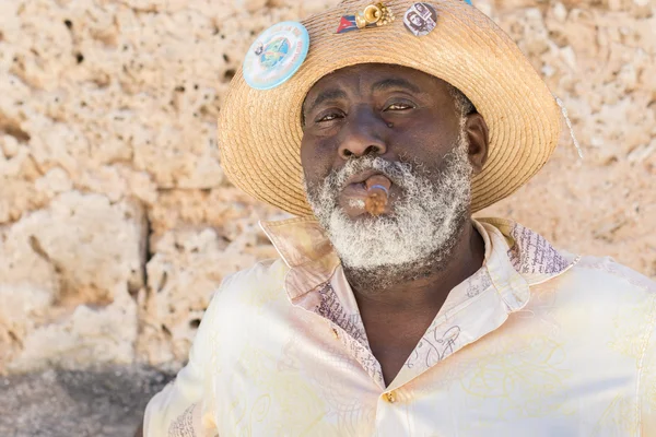 Afrocuban man smoking a cigar in Old Havana — Stock Photo, Image