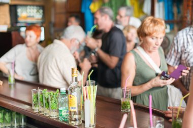 La bodeguita del medio Havana'da gelen turist