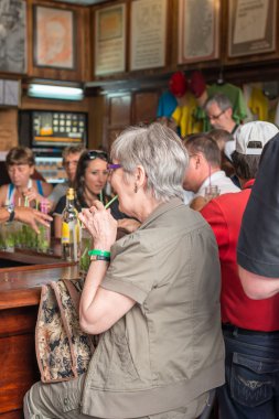 La bodeguita del medio Havana'da gelen turist