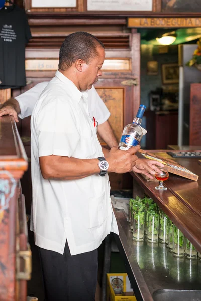 Bartender arbetar på la bodeguita del medio i Havanna — Stockfoto