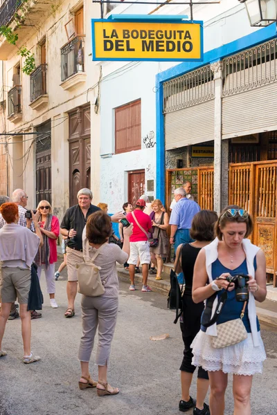 ラ ハバナの bodeguita デルメディオを訪れる観光客 — ストック写真