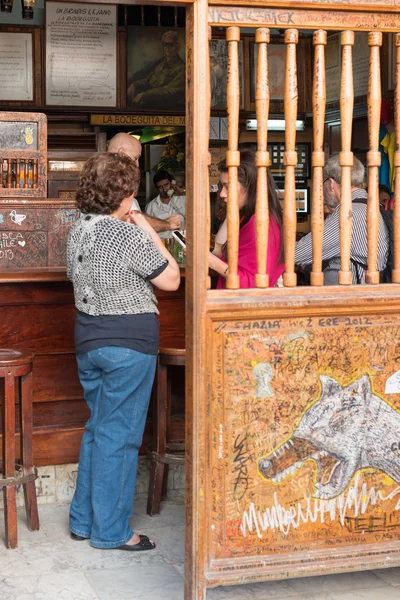 Turisti in visita a La Bodeguita del Medio a L'Avana — Foto Stock